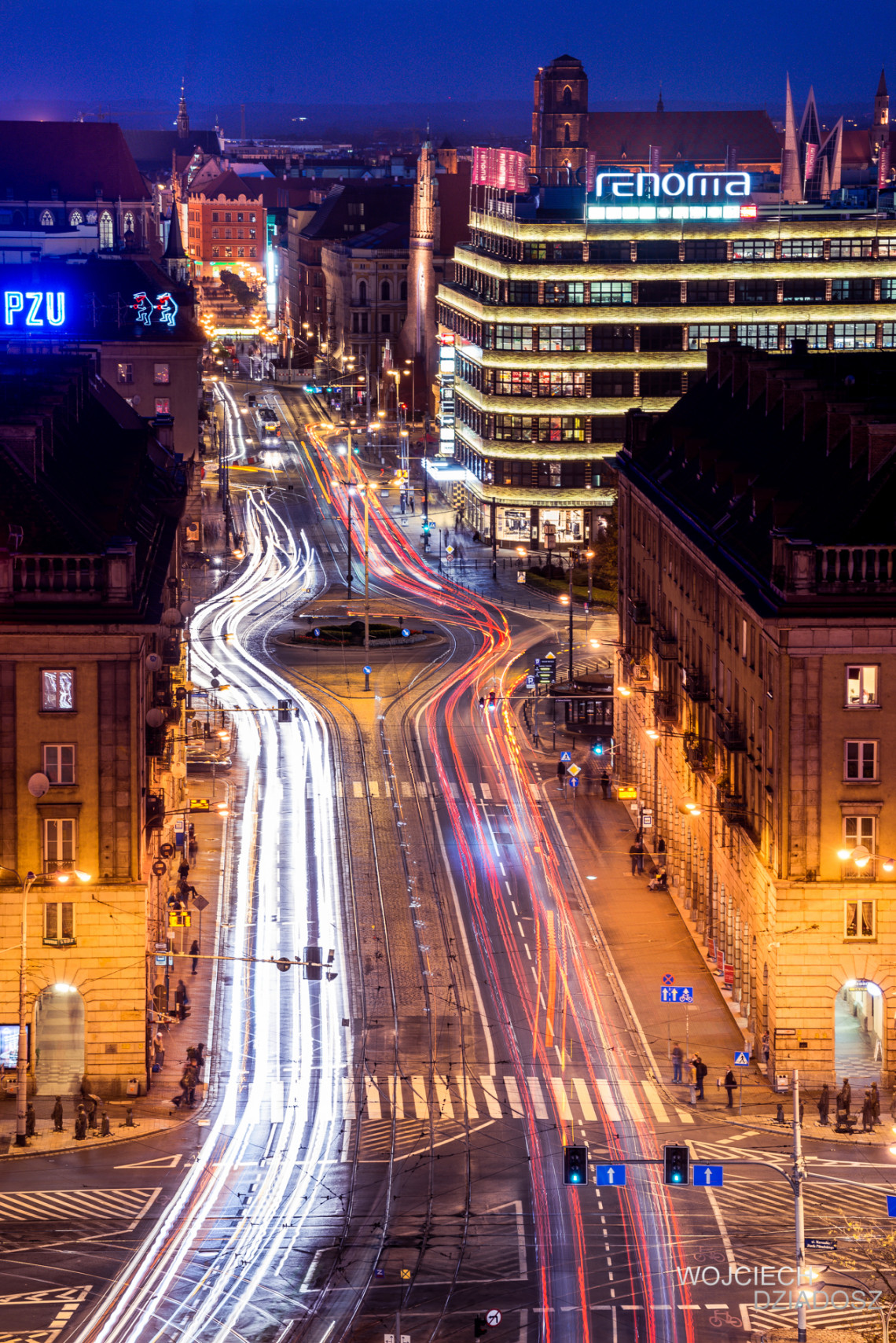 Fotografia architektury miasta nocą.
