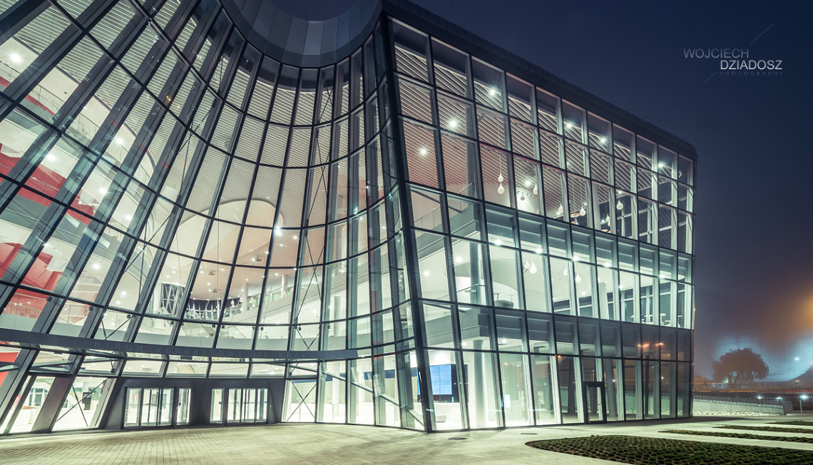 ICE krakow - Zdjęcie szklanego budynku.