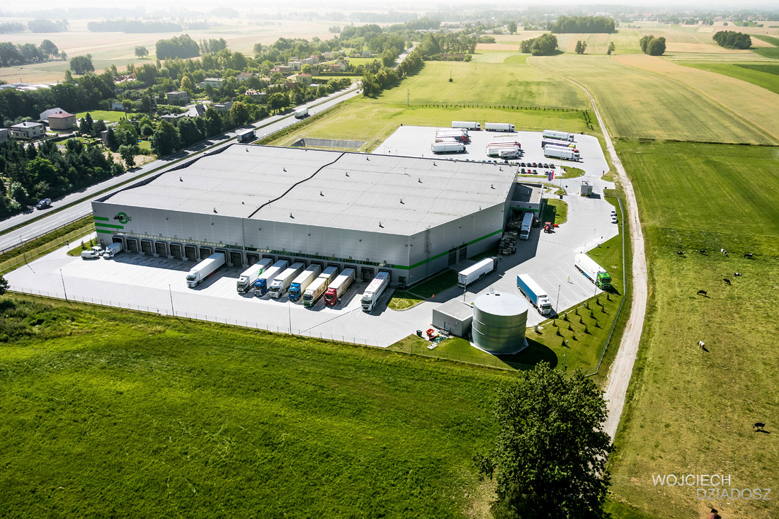 Fotografia lotnicza fabryki w Warszawie.