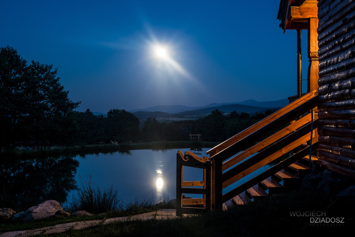 Folwark Wrzosowka fotografia wnętrz nocą.