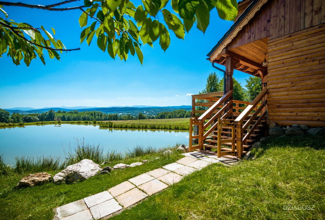 Folwark Wrzosowka widok na jezioro.